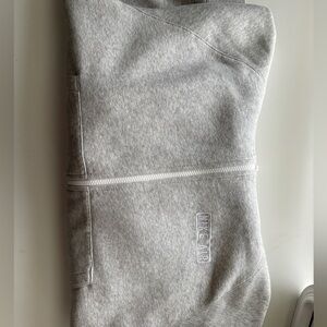 Men’s Nike hoodie! In great condition! Can be worn unisex.